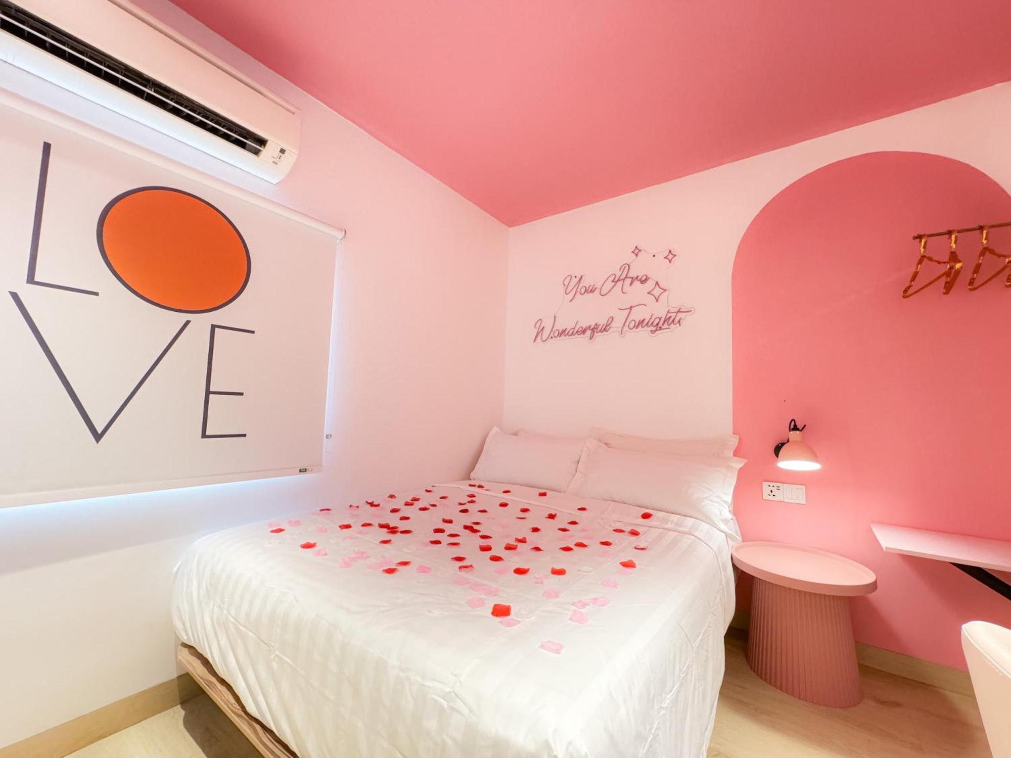 Hotel Apple 1 Gurney