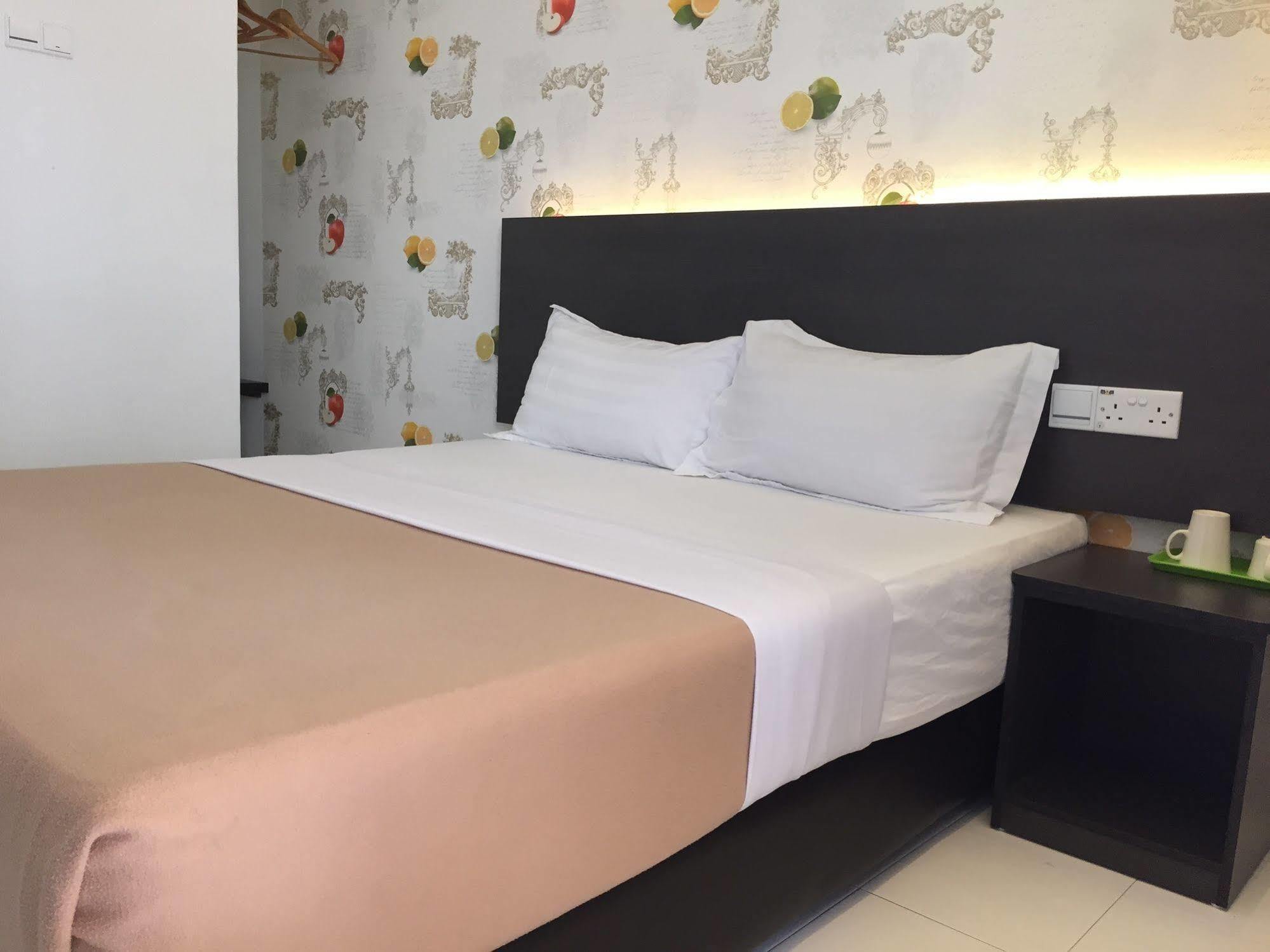 Hotel Apple 1 Gurney